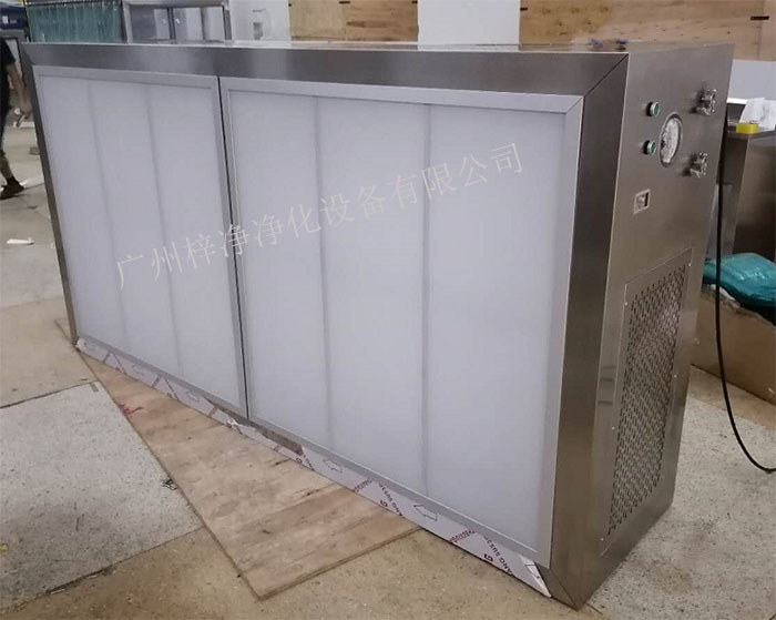 潔凈層流罩它主要由箱體、風機、初效空氣過濾器、高效空氣過濾器、阻尼層、燈具等組成。