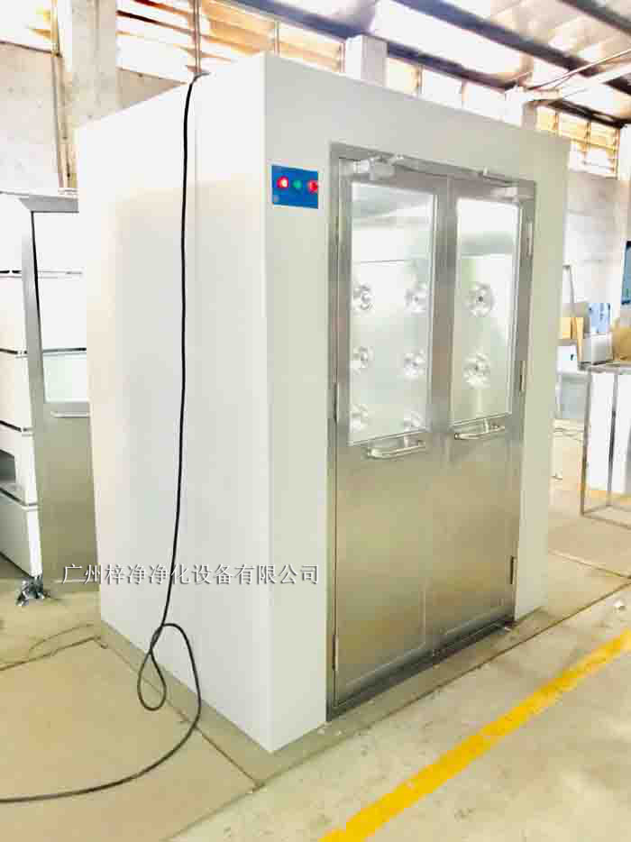 風(fēng)淋室是一種密閉的凈化設(shè)備，主要由外殼、風(fēng)淋噴嘴、風(fēng)機、空氣過濾器、控制系統(tǒng)等部分組成。