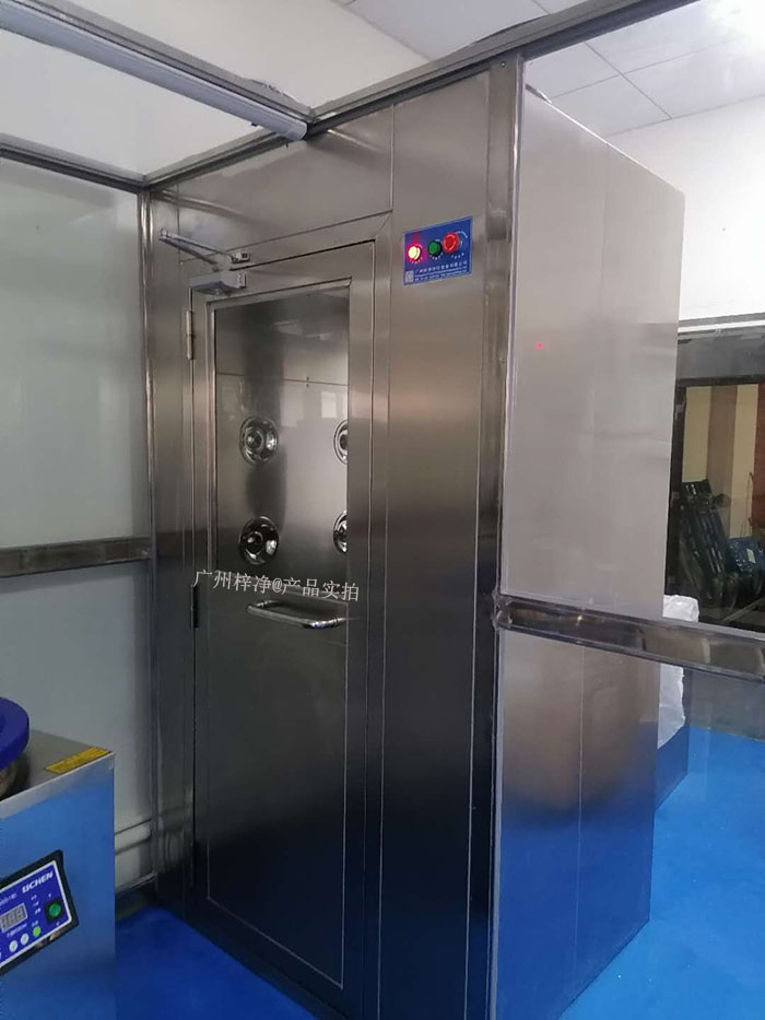 風淋室作為一種重要的潔凈室設備，其內部使用的初效過濾器和高效過濾器發揮著至關重要的作用。