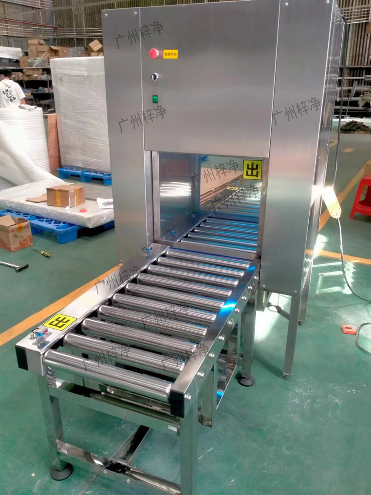 將需要傳遞的物品放置在輸送線傳遞窗的指定位置，確保物品穩固。