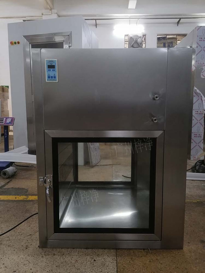 傳遞窗通常包括冷軋鋼板噴塑制作或優(yōu)質不銹鋼制作、透明玻璃，紫外線殺菌燈、照明和局部高效過濾器等。