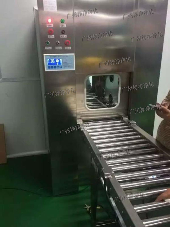 輸送線風(fēng)淋傳遞窗與輸送線貨淋室是潔凈室中用于物品傳遞和空氣凈化的關(guān)鍵設(shè)備。