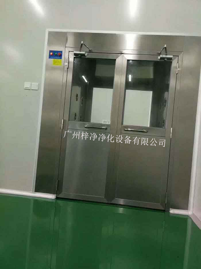 檢查風(fēng)淋室高效過濾器和初效過濾器是否干凈，如有灰塵或雜質(zhì)，應(yīng)進(jìn)行清潔或更換。