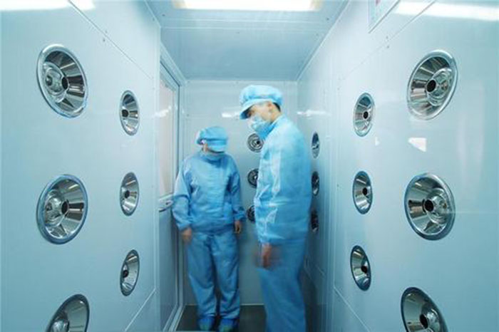 進入風淋室前應穿戴適當?shù)姆雷o服和鞋帽