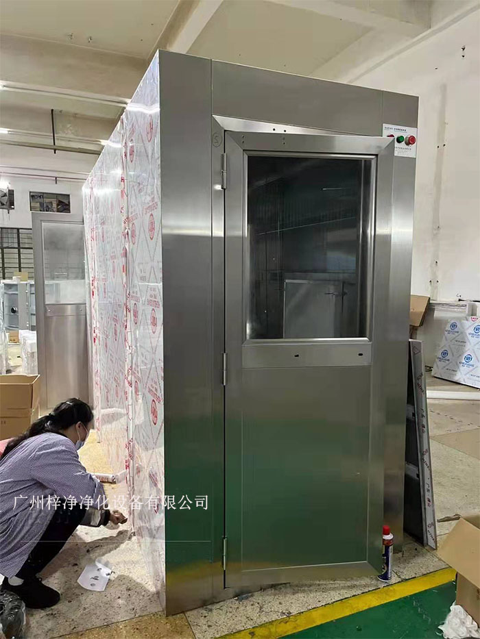 風(fēng)淋室應(yīng)設(shè)置在潔凈車(chē)間的主要入口